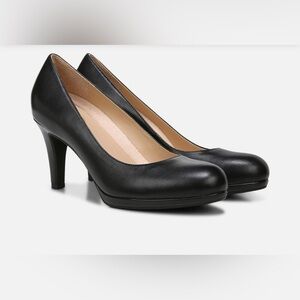 Naturalizer Michelle black leather pumps.